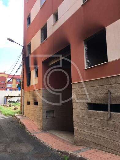 Fachada ennegrecida por las llamas de estas de viernes por la tarde (Foto TA)